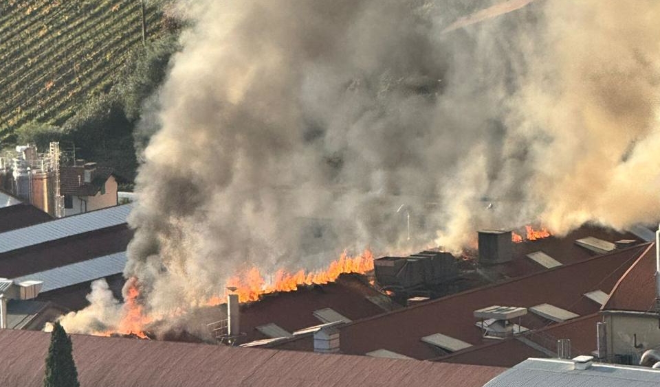 Incendio alla cartiera Fedrigoni. Produzione immediatamente sospesa
