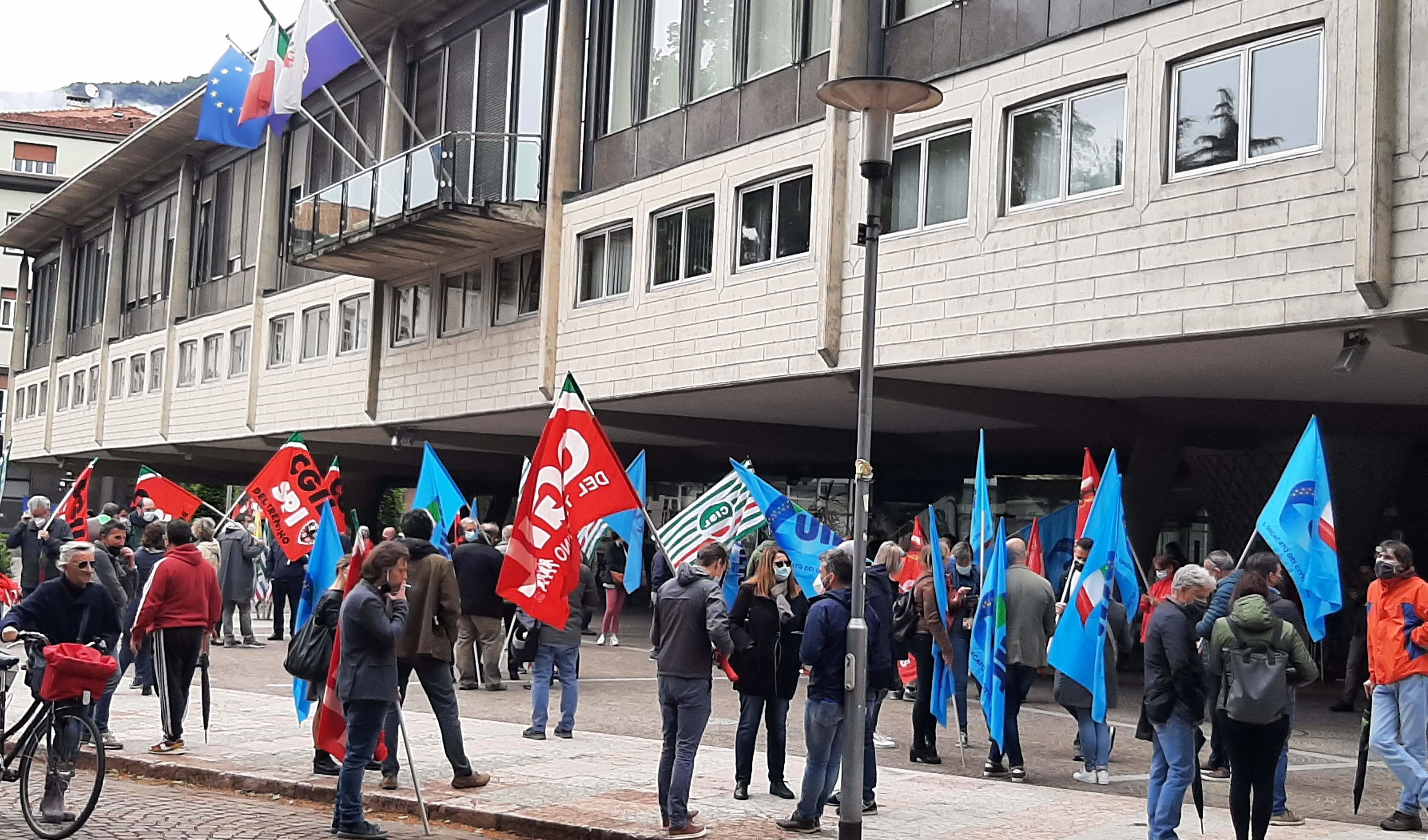 Manovra anticrisi. Sindacati sotto la Provincia per chiedere più risorse per lavoratori e famiglie