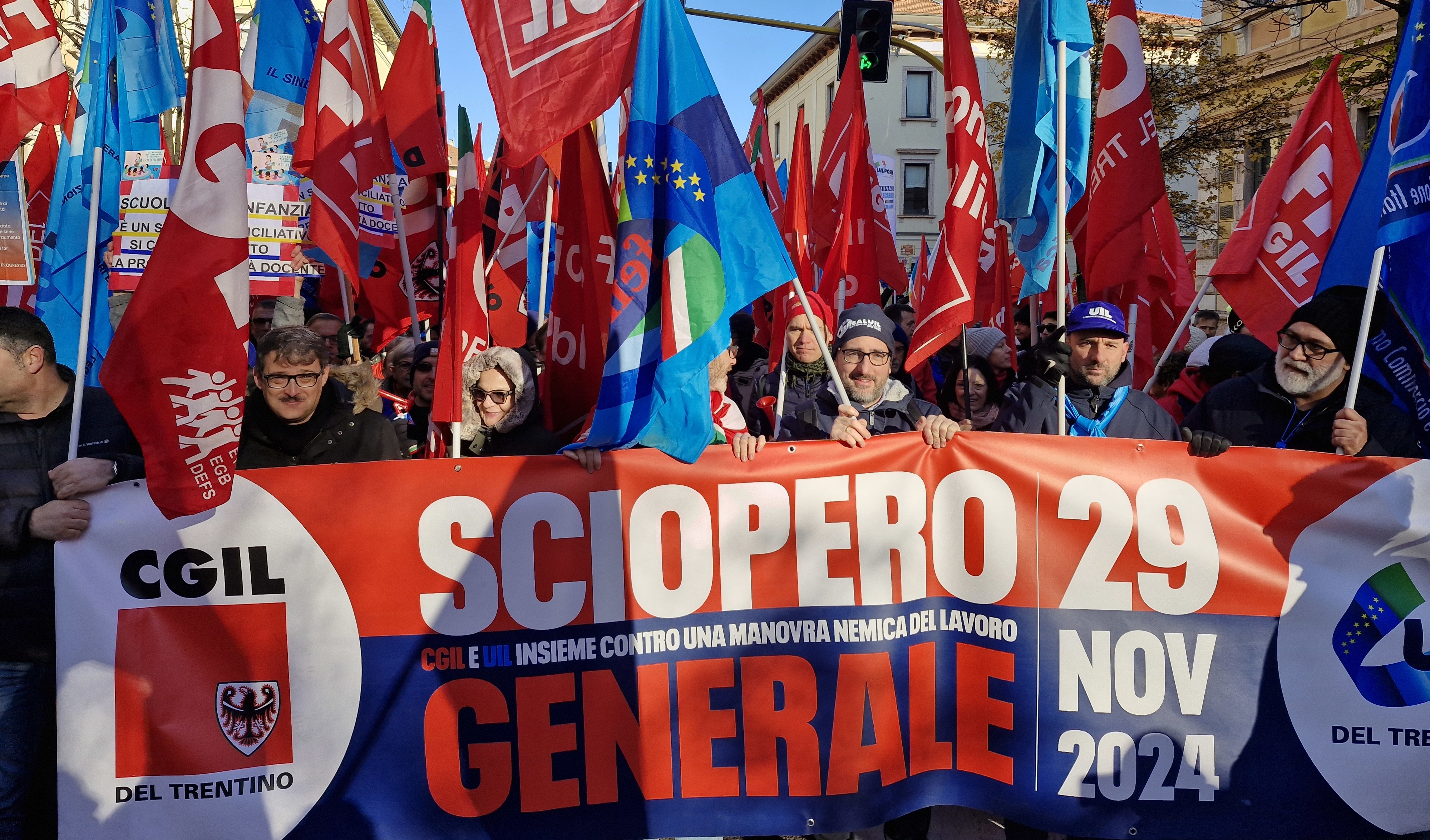 Sciopero generale contro la legge di stabilità. In 2.500 al corteo Cgil e Uil