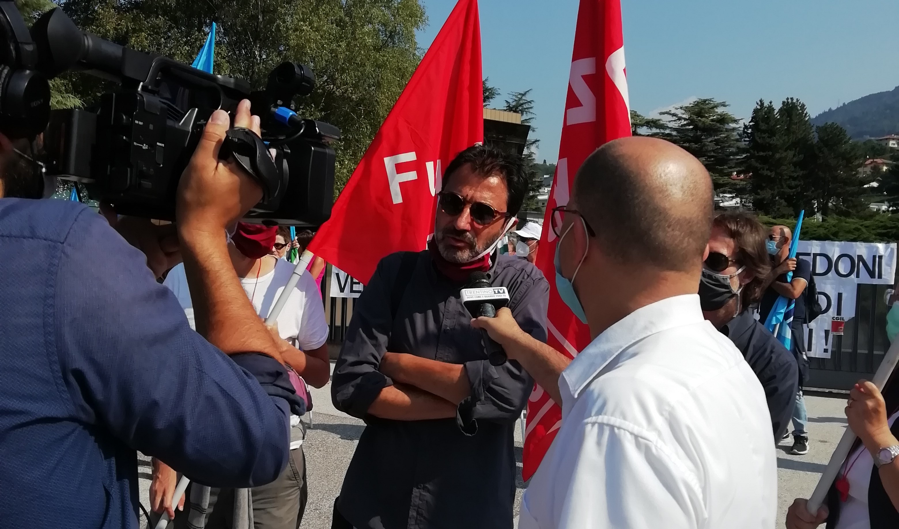 Presidio davanti all’Ospedale S. Chiara a Trento
