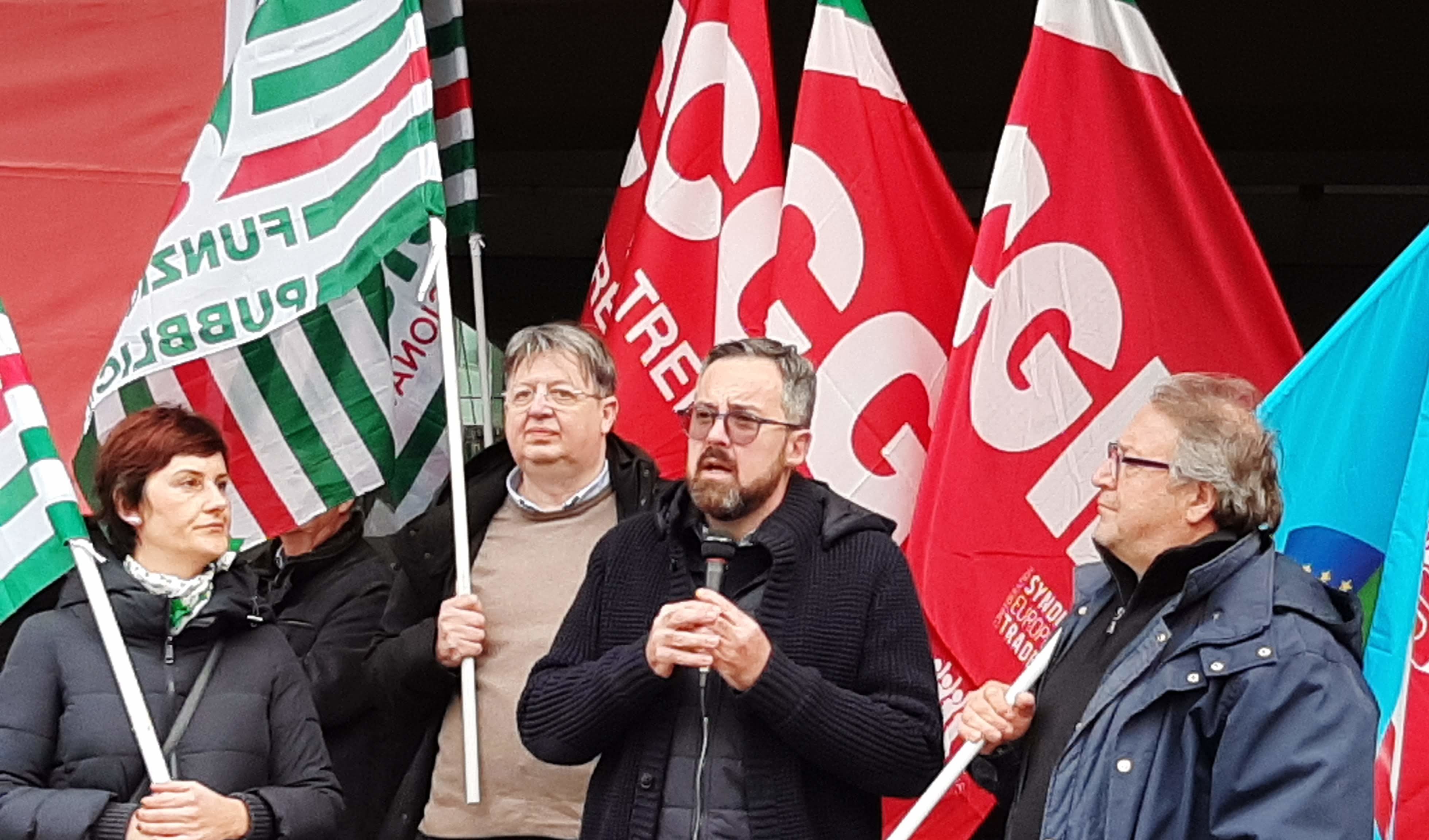 Cgil Cisl Uil protestano contro i tagli al lavoro
