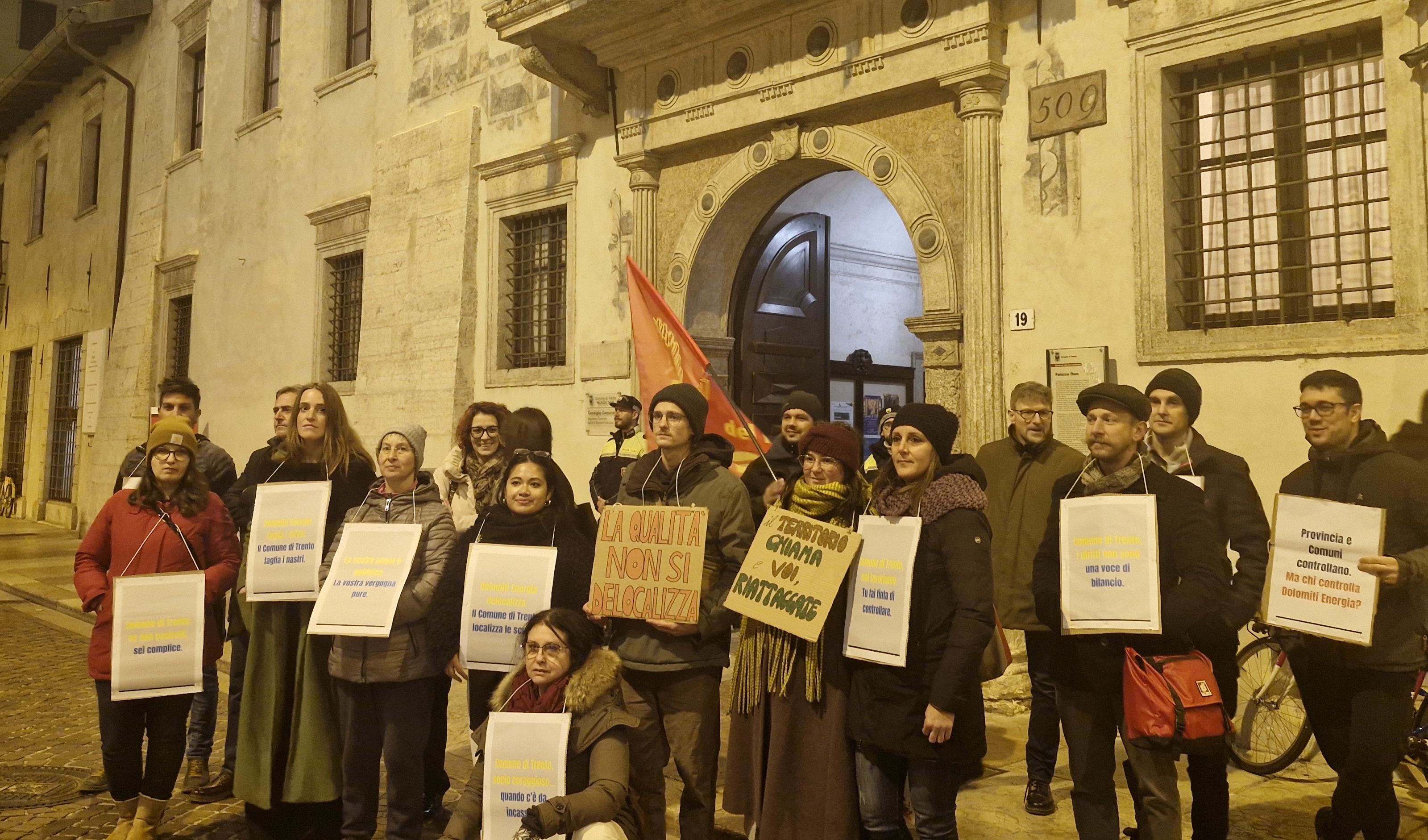 Call center Dolomiti Energia. La protesta a Palazzo Thun
