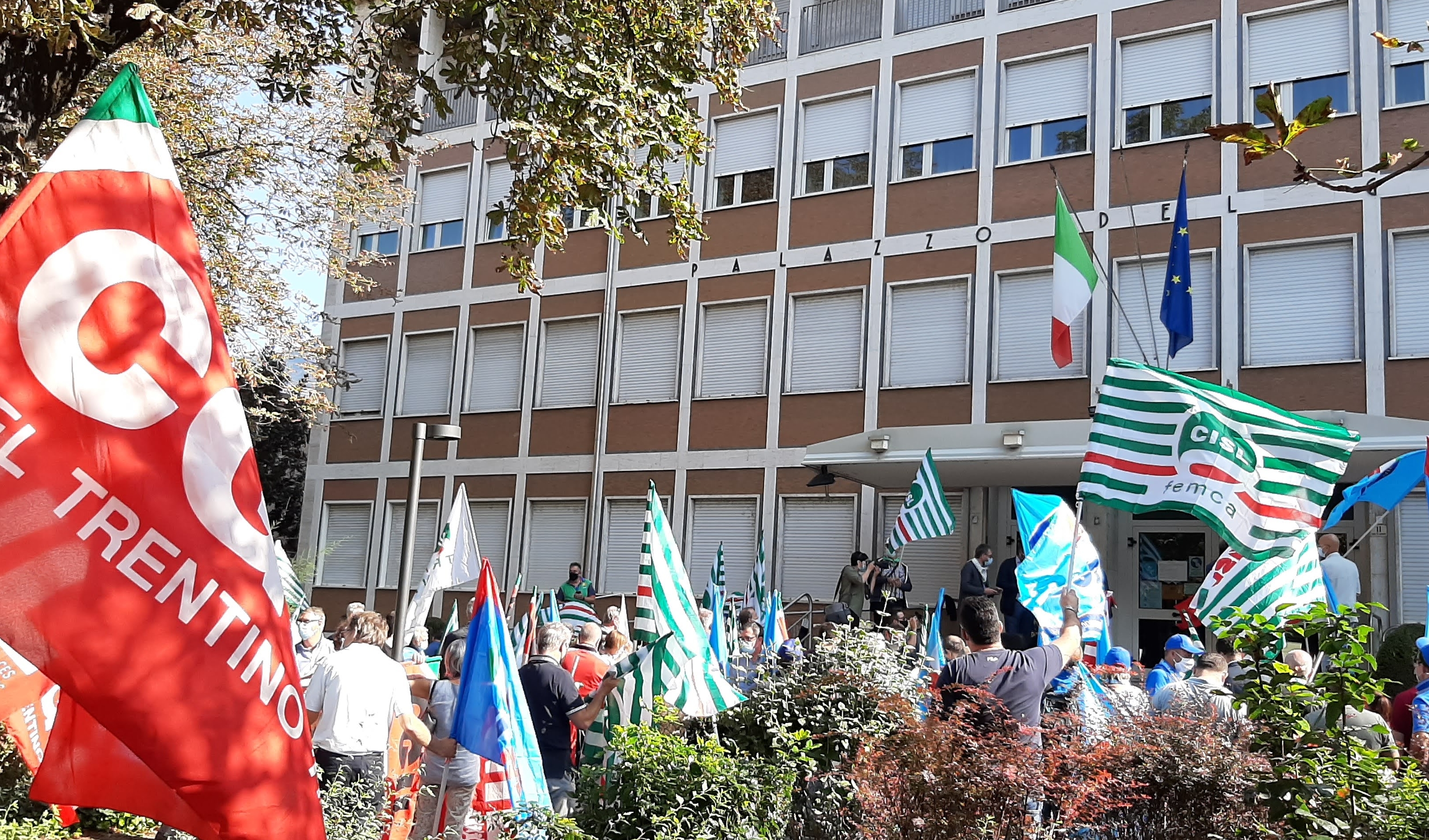 Ripartire dal lavoro, Cgil Cisl Uil oggi in presidio anche a Trento