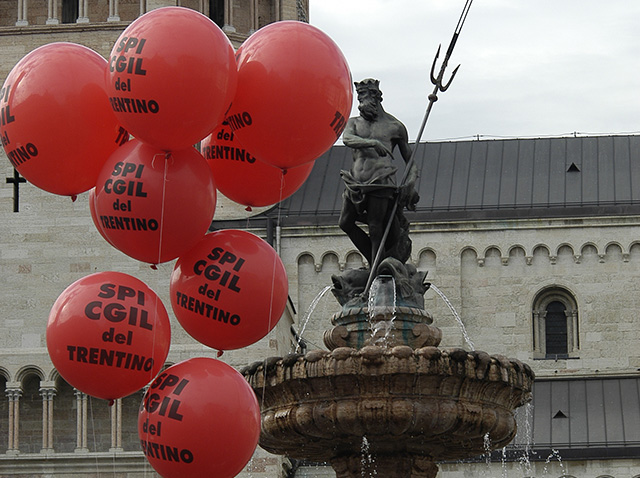 Manifestazione SPI piazza Duomo Trento